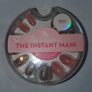 The Instant Mani Press-On Nails Olive & June